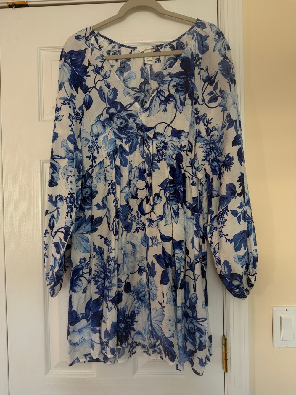 H&M White Dress with Blue Floral Print Sz Medium. Fits like XL.